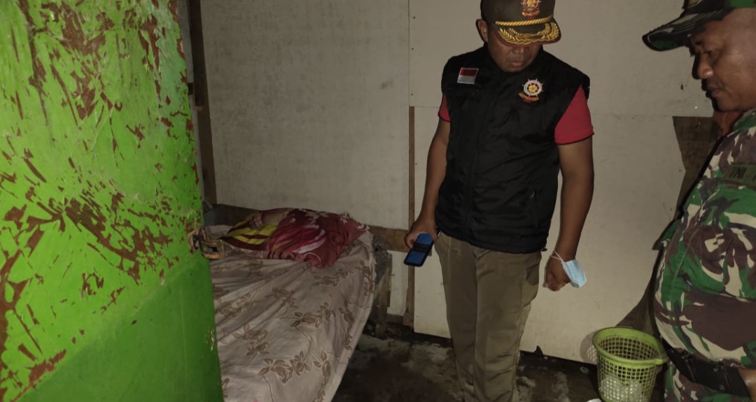 DICEK: Petugas memeriksa bilik yang berada di warung pinggir jalan Kecamatan Margorejo