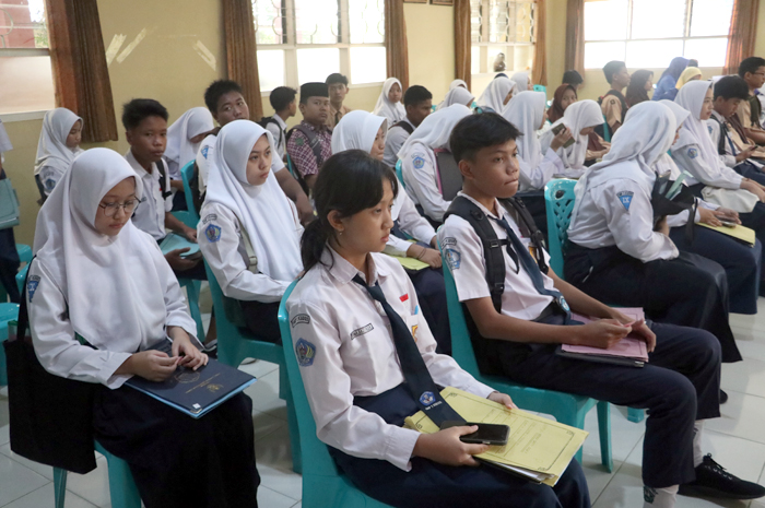 PENDAFTARAN: Sejumlah pelajar mengikuti proses pendaftaran masuk sekolah didepan panitia sekolah seperti sma 1&nbsp;kudus&nbsp;kemarin.