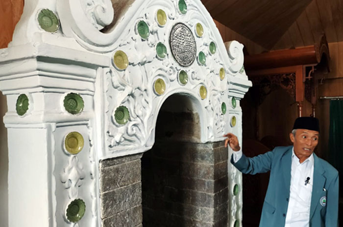 PENUH MAKNA: Mastur menunjukkan mihrab yang merupakan peninggalan Sunan Muria.