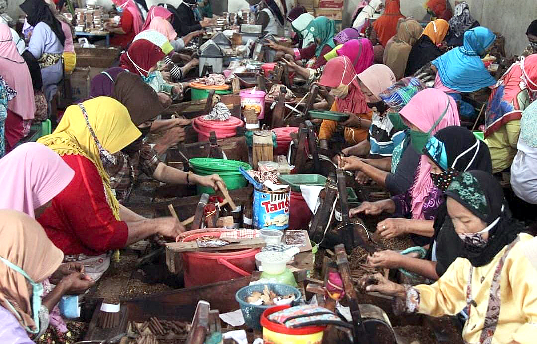 TUMPUAN HIDUP: Buruh rokok memproduksi SKT di lingkungan SIHT Kudus.