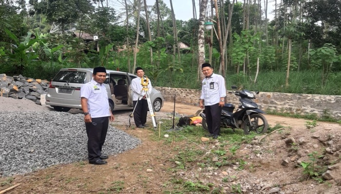 UKUR: Pegawai dari Kementerian Agama Kabupaten Jepara lakukan pengukuran arah kiblat sebelum peletakan batu pertama di salah satu musala Desa Bungu Kecamatan Mayong baru-baru ini.