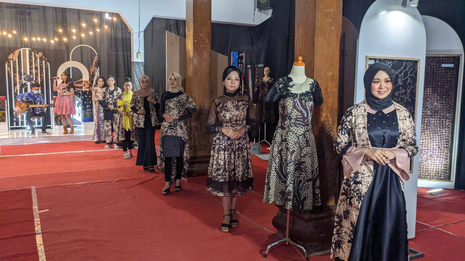 TARIK PENGUNJUNG: Event tahunan festival batik di Desa Bakaran Wetan, Kecamatan Juwana, menjadi salah satu tujuan wisata.