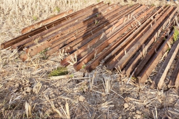 BARANG BUKTI: Puluhan rel loko Perhutani yang sengaja dipotong oleh oknum aparat di Kecamatan Sambong, baru-baru ini.