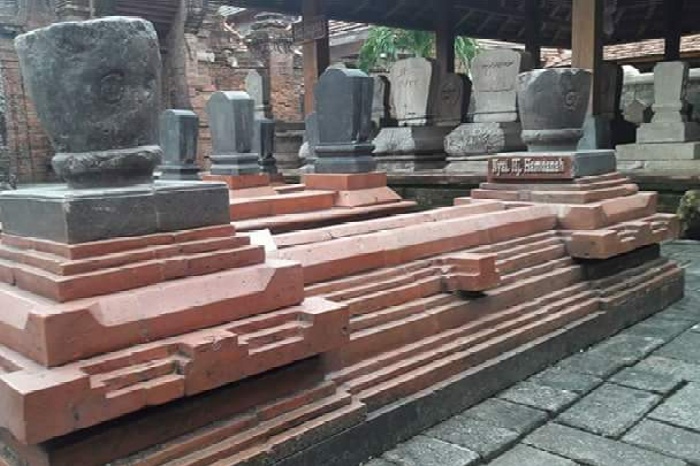 Makam Bu Nyai Hamdanah Asnawi di Kudus.