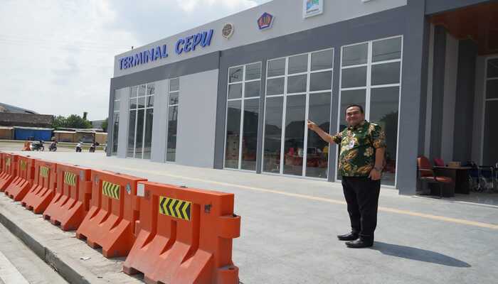 SWAFOTO: Bupati Blora Arief Rohman melakukan peninjauan pembangunan terminal Tipe A Cepu, baru-baru ini.