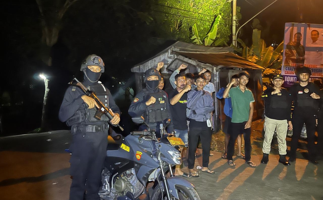 SINERGI: Petugas dan sejumlah warga menolak aksi balap liar di Jalan Raya Rengging &ndash; Ngabul, Pecangaan, Jepara.