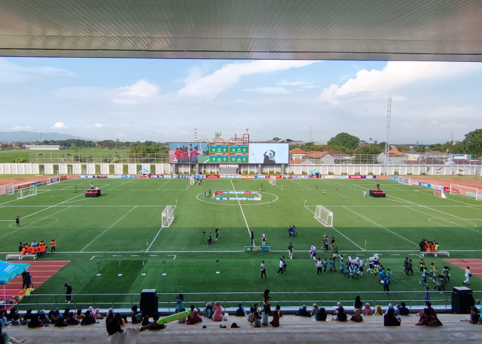 TIDAK DIIZINKAN: Kondisi Stadion Super Soccer Arena milik PT Djarum yang sedang dilaksanakan kompetisi sepak bola putri.