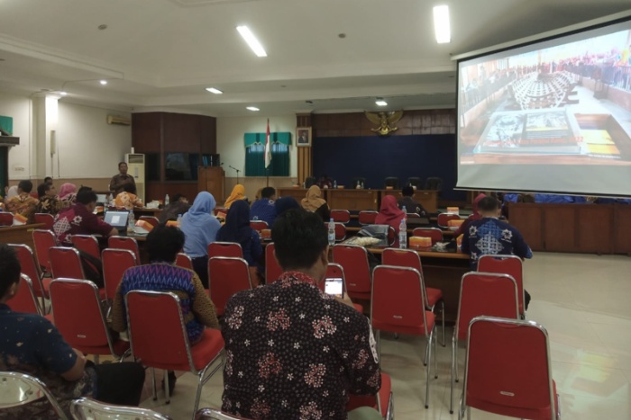 Suhadi saat menyampaikan materi di depan guru-guru Sosiologi di Jateng. Ia sempat menjadi Guru SMA N 1 Pamotan Rembang. Sekarang mengajar di SMA N 1 Jakenan Pati.