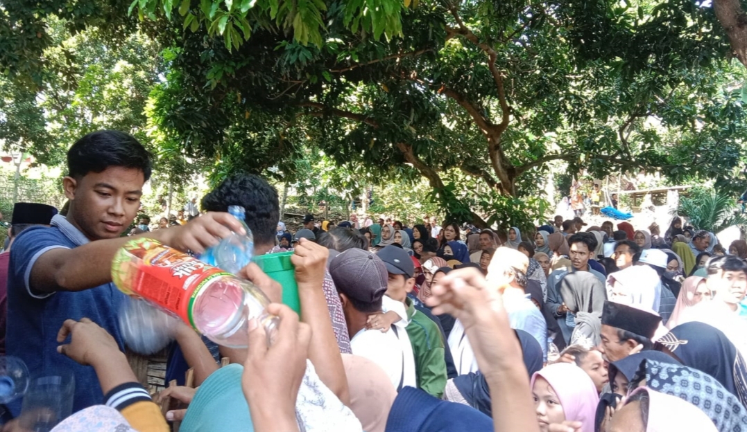 ANTUSIAS: Warga berkerumun untuk mendapatkan air jamasan Bende Becak pada Senin (17/6).