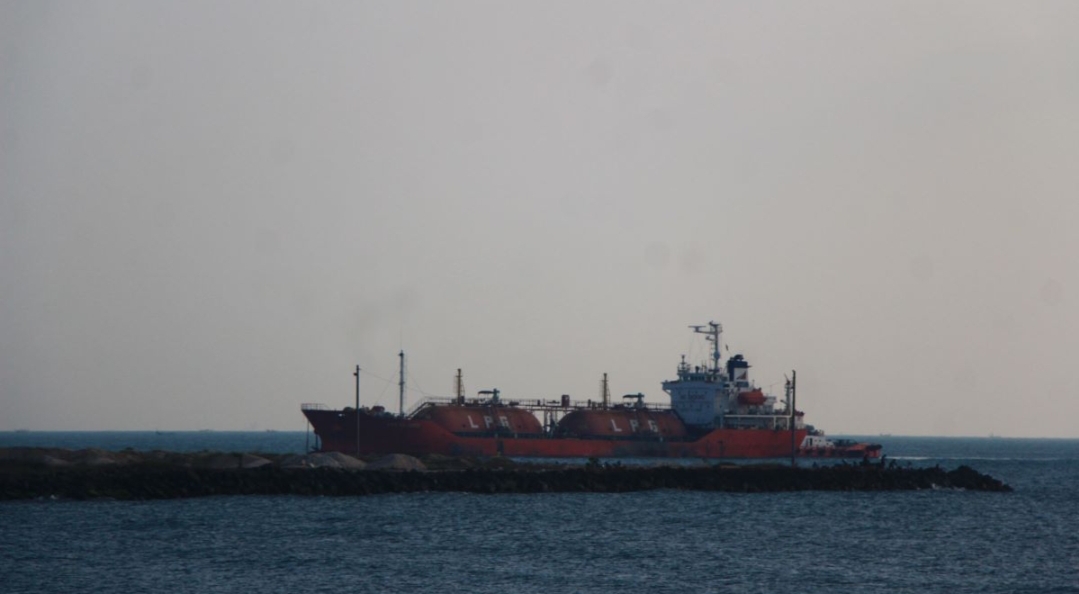 SANDAR: Kapal tongkang bermuatan gas bersandar di dermaga Pelabuhan Sluke baru-baru ini.