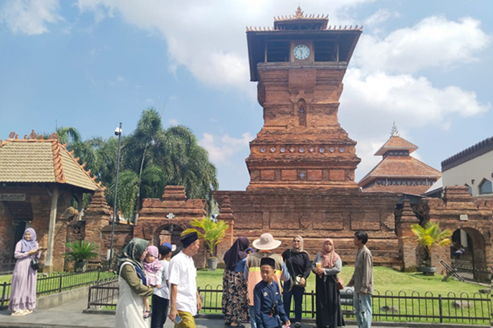 RAMAI: Pengunjung berfoto di depan bangunan Menara Kudus kemarin.