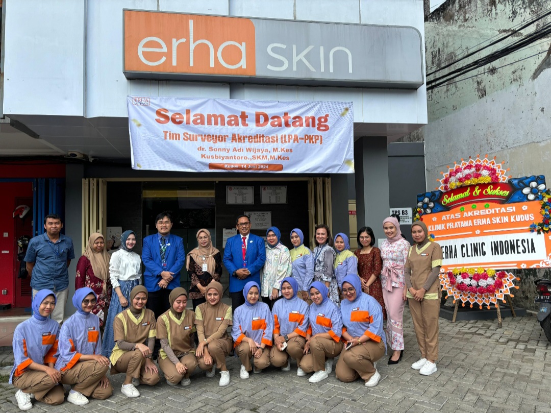 TERAKREDITASI: Tim Akreditasi foto bersama dengan Klinik Pratama Erha Kudus setelah penilaian akreditasi baru-baru.