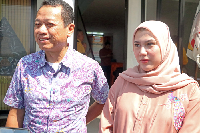 DAPAT KARPET MERAH: Pasangan Bacabup-Bacawabup Sam&rsquo;ani Intakoris-Bellinda Putri Birton (Santri).