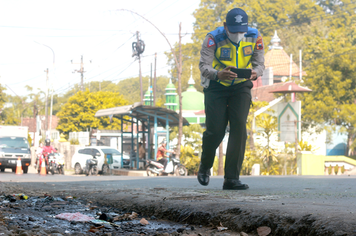 NAAS: Polisi olah TKP terkait kecelakaan yang melibatkan sebuah bus yang membawa rombongan siswa SD N 1 Banjaran, Rabu (19/6).