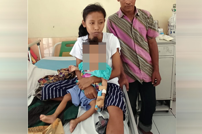DIPANTAU: Petugas saat melakukan pemantauan dan pelacakan balita gizi buruk.
