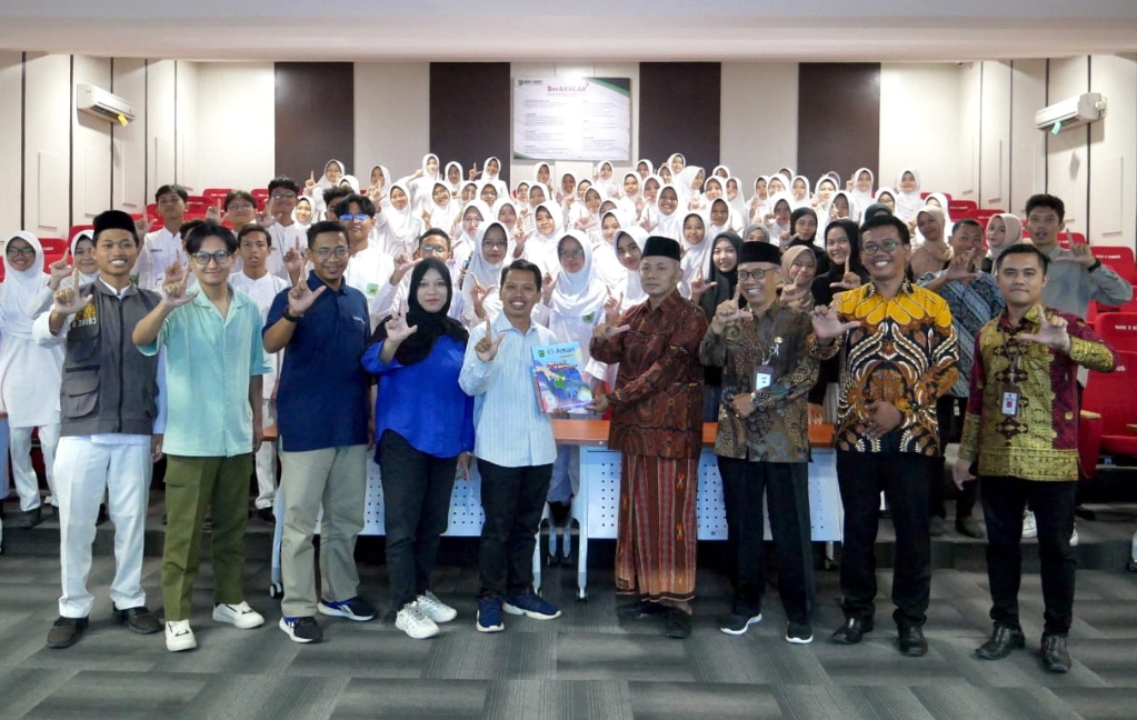 SAFARI JURNALISTIK: Foto bersama Pena Muda Djarum Foundation dan Jawa Pos Radar Kudus bersama siswa MAN 2 Kudus pada Sabtu (15/6).