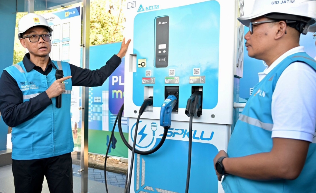 PENGISIAN MOBIL LISTRIK: Direktur Utama PLN Darmawan Prasodjo (kiri) meninjau SPKLU di tol trans Jawa.