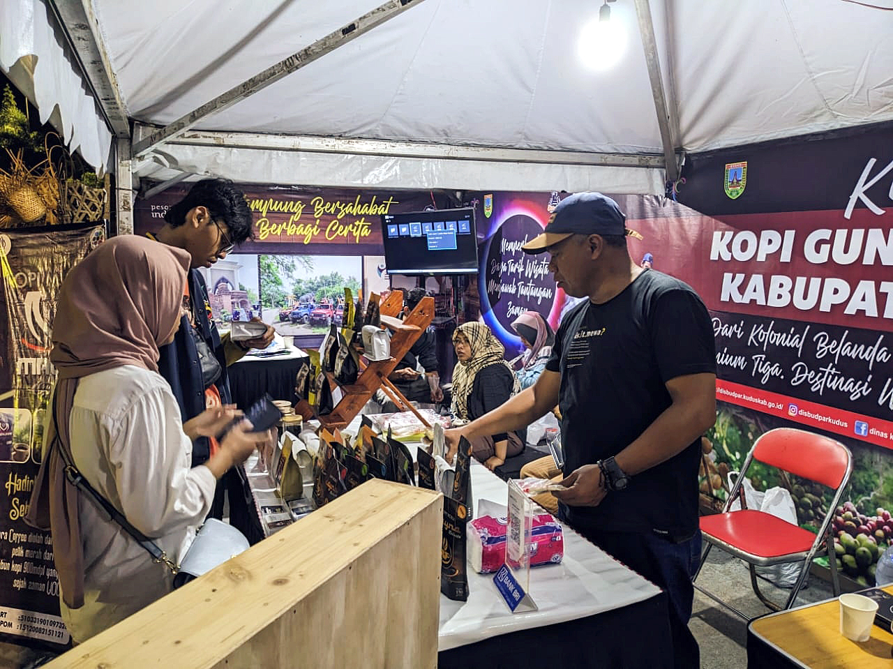 RAMBAH MANCANEGARA: Komunitas paguyuban kopi muria mengikuti pameran UMKM di Tangerang. (Paguyuban kopi muria untuk Radar Kudus)