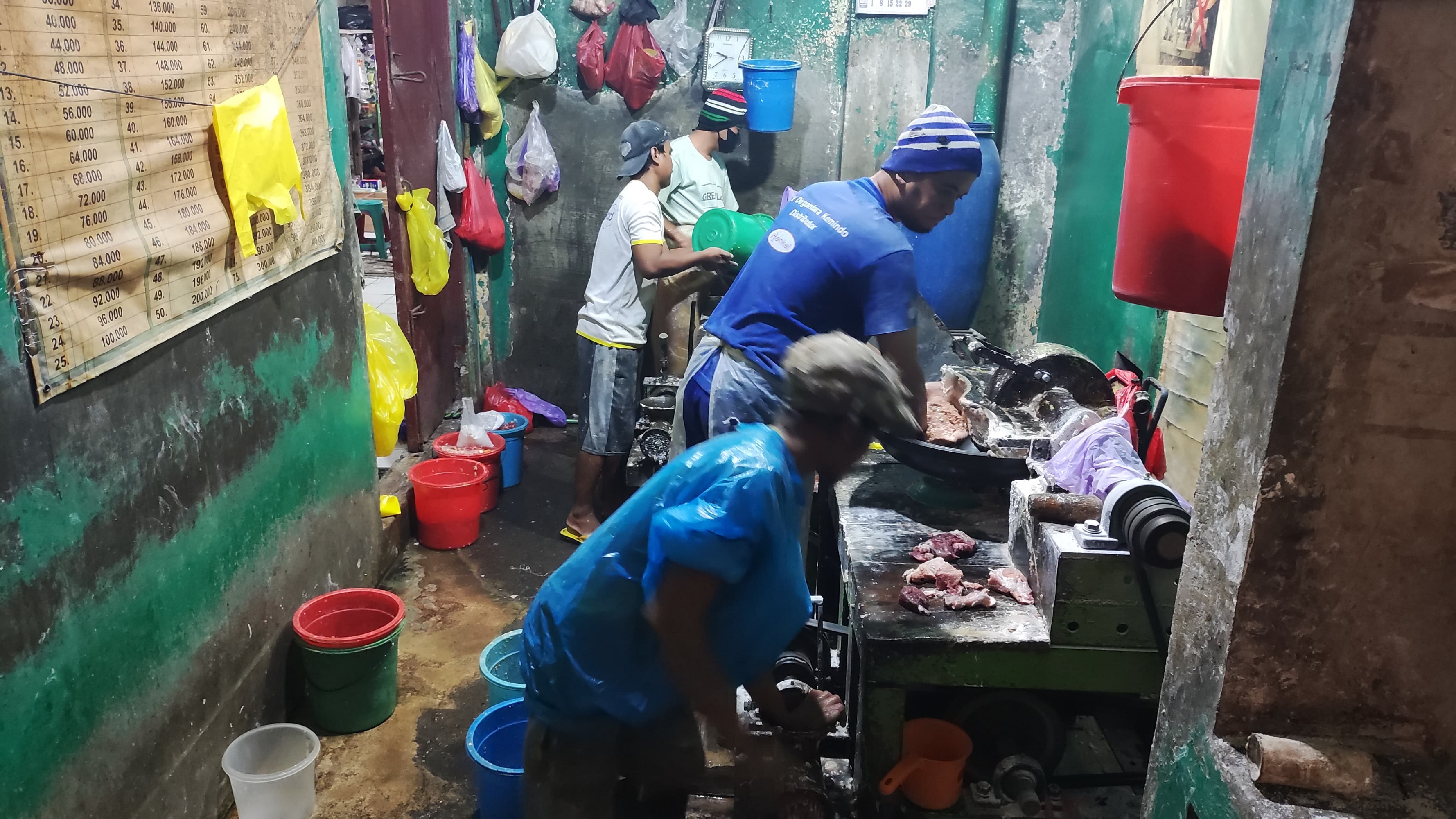 ANJLOK: Pekerja sedang menggiling daging di kios yang berada di Pasar Bitingan kemarin.