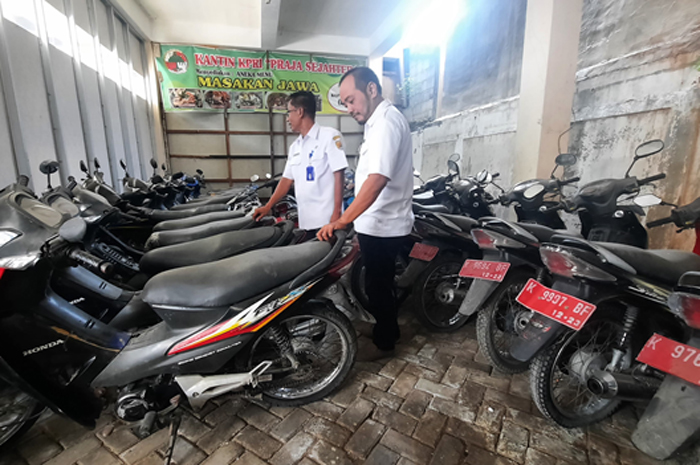 BESI TUA: Sejumlah kendaraan berplat merah yang akan disiapkan untuk dilelang.