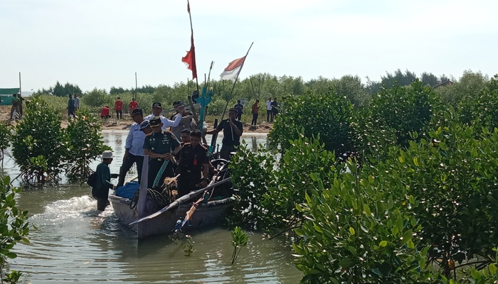 NYEBRANG: Forkopimda sedang menaiki perahu di sekitar tanaman Mangrove baru-baru ini