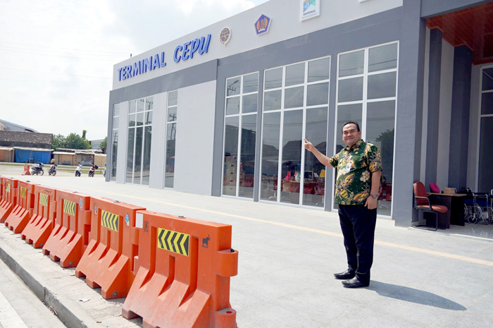 APRESIASI: Bupati Blora Arief Rohman saat melihat hasil pembangunan Terminal Bus Tipe A Cepu.