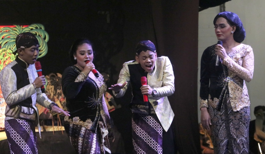 MENGHIBUR: Salah satu penampilan Cak Precil saat tampil pada acara Dies Natalis ke-44 UMK yang digelar di Auditorium UMK.