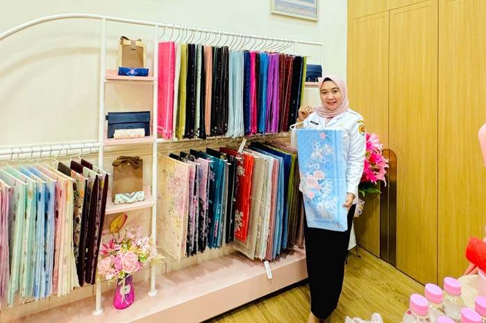 GESIT: Owner Edoba, Isnadora Herlin Megananda saat menunjukkan koleksi brand hijab di store miliknya di Jalan D.I Panjaitan No.50, Kota Purwodadi.