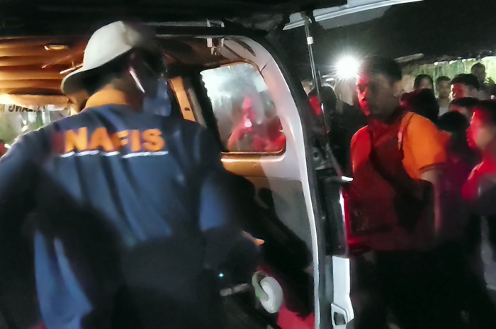 BAWA KORBAN: Petugas Inafis Polres Groogan dan PMI membawa korban pembunuhan perempuan dari rumah kontrakan di Dusun Bantengmati, RT 3/RW 4, Desa Karanganyar, Kecamatan Purwodadi Sabtu malam (22/6).