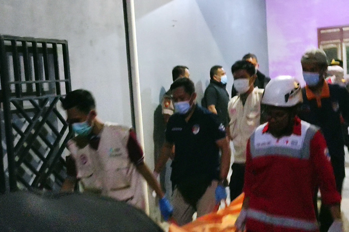 BAWA KORBAN: Petugas Inafis Polres Groogan dan PMI membawa korban pembunuhan perempuan dari rumah kontrakan di Dusun Bantengmati, RT 3/RW 4, Desa Karanganyar, Kecamatan Purwodadi Sabtu malam (22/6).