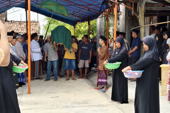 BERDUKA: Jenazah korban Dwi Kristiani, warga Desa Ngembak, Purwodadi, Grobogan, korban pembunuhan dibawa ke pemakaman umum di desa setempat, Minggu (23/6).