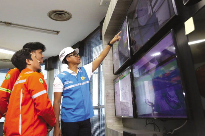 KINERJA BAIK: Dirut PLN Darmawan Prasodjo (kanan) saat memantau Distribution Control Center PLTA Cirata di Purwakarta, Jawa Barat.