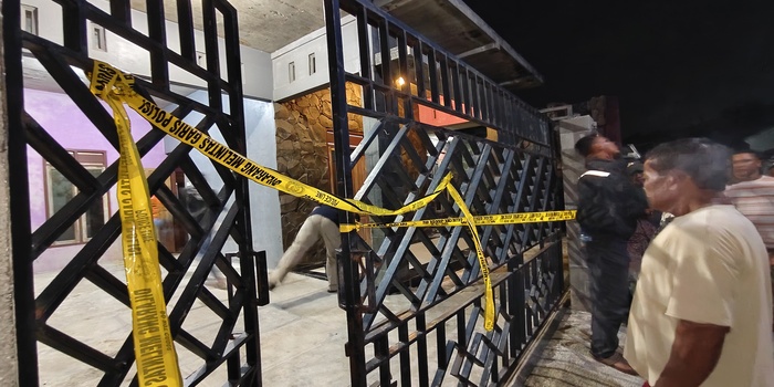 DILARANG MELINTAS: Polres Grobogan memasang garis polisi di lokasi kejadian pembunuhan di rumah kontrakan Dusun Bantengmati, Desa Karanganyar, Kecamatan Purwodadi.