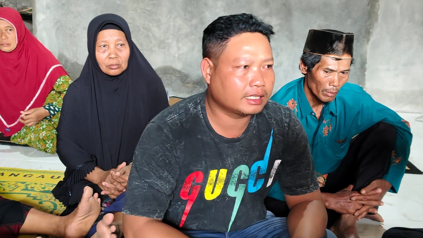MASIH SYOK: Suami korban Tri Sudarwanto memberikan keterangan saat berada di rumah duka saat sebelum istrinya Dwi Kristiani sebelum dibunuh pelaku.