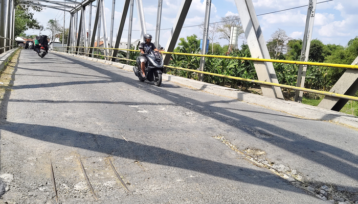 MEMBAHAYAKAN : Kondisi jembatan Putat di Jalan Lingkar Purwodadi yang berada di Desa Putat, Kecamatan Purwodadi terlihat besi dan jalan berlubang membahayakan bagi pengendara.