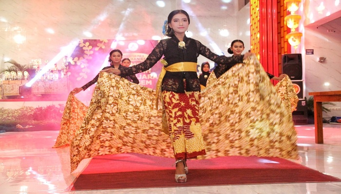 TAMPIL MAKSIMAL: Model sedang menampilkan busana bermotif batik lasem saat dilaksanakan fashion show beberapa waktu lalu