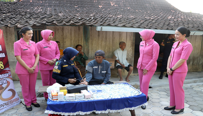 CEK KESEHATAN:  Polwan Polres Groogan memeriksa kesehatan warga Desa Ngrandah, Kecamatan Toroh