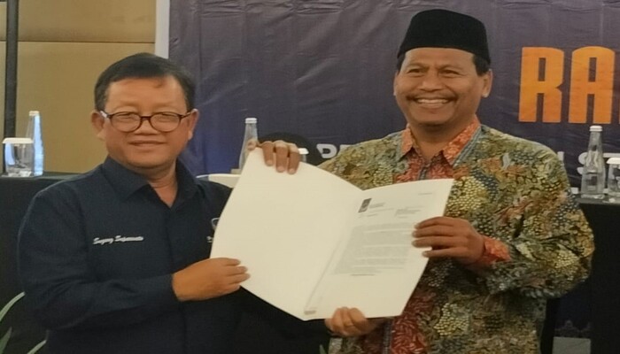 SUMRINGAH : Ketua Badan Pemenangan Pemilu (Bapilu) Nasdem Jateng-DIY Sugeng Suparwoto menyerahkan rekom DPP kepada Calon Bupati (Cabup) Rembang Harno