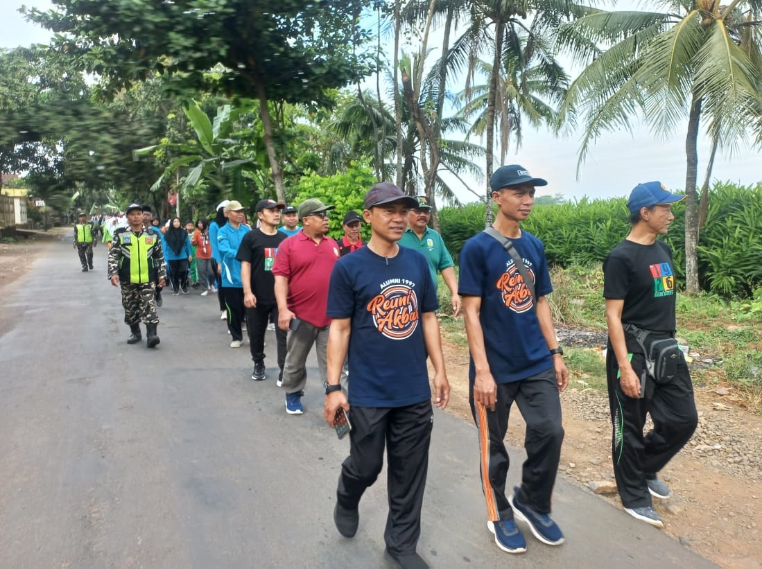 MERIAH: Ribuan peserta berpartisipasi dalam acara jalan sehat peringatan Harlah MTs Hasan Kafrawi, Pancur, Kecamatan Mayong, Minggu (23/6).