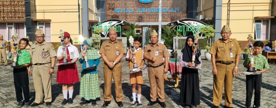 BANGGA: Dinas Pendidikan Blora saat memberikan apresiasi kepada pemenang Olimpiade Sains Nasional (OSN) di tingkat Kabupaten yang mewakili Blora ke tingkat provinsi Jawa Tengah.