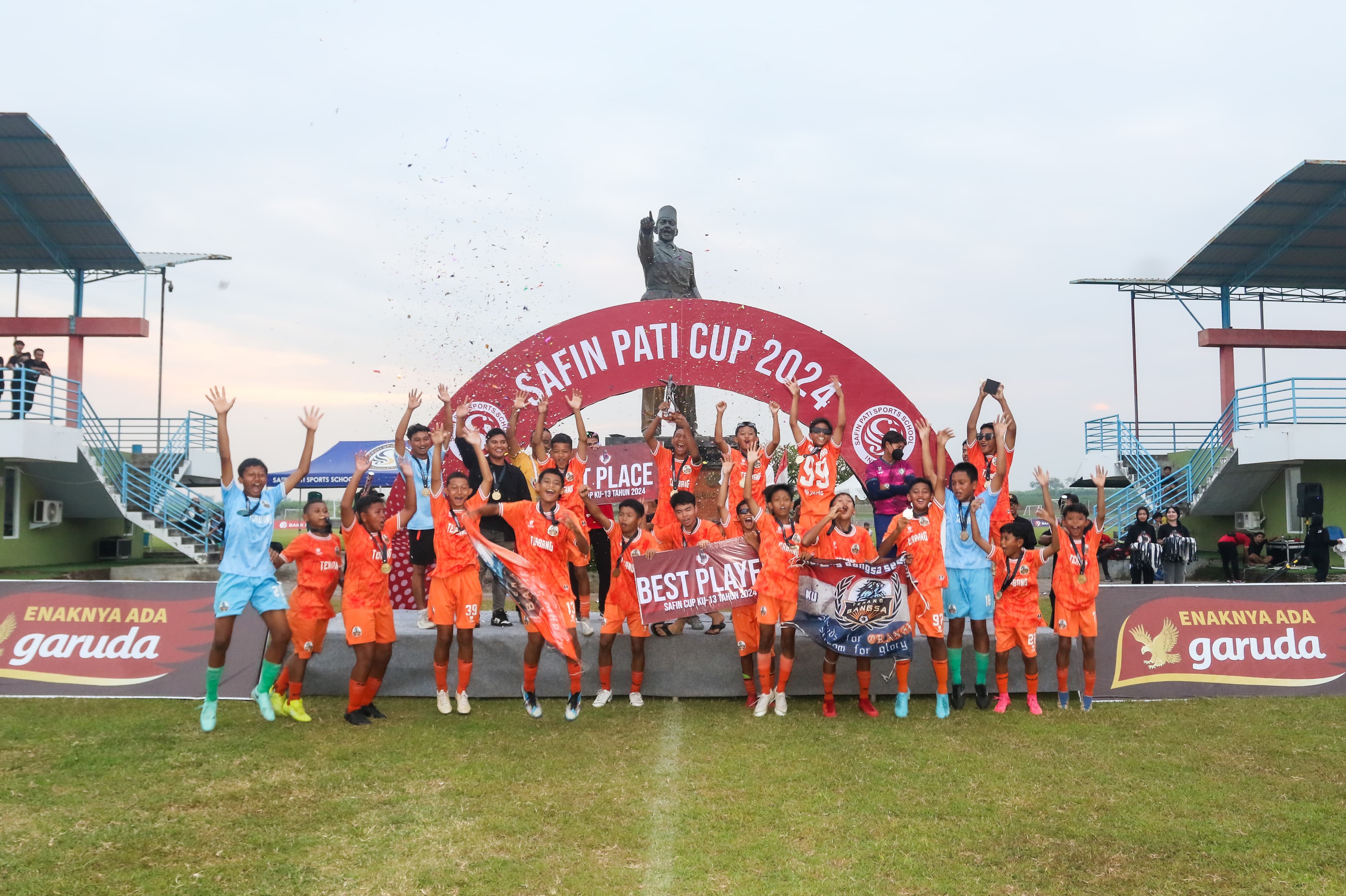 PUAS: Selebrasi juara dalam turnamen Safin Cup 2024 di Gelora Soekarno, Mojoagung, Pati.