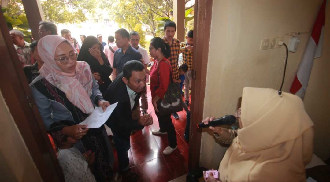 RAMAI: Sejumlah orang tua siswa berebut nomor antrean untuk memverifikasi dokumen dalam PPDB di SMPN 2 Jepara pada Senin (25/6).
