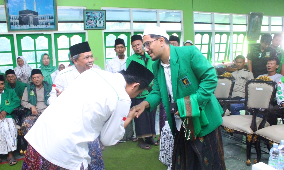 SANTRI TULEN: Gus umam mencium tangan gurunya KH Idror Maimoen.