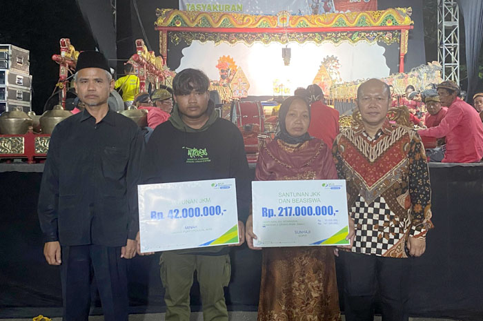 PEDULI: oleh Kepala BPJS Ketenagakerjaan Kantor Cabang Jepara Bambang Indriyanto menyerahkan klaim santunan JKK dan JKM kepada ahli waris 2 warga Tubanan yang terdaftar BPJS Ketenagakerjaan.