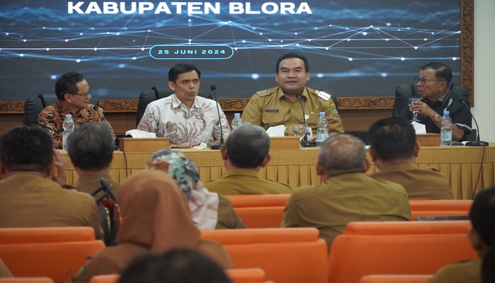 DISKUSI: Bupati Blora Arief Rohman bersama Asisten Deputi Peningkatan Daya Saing Ekonomi Kemenko Perekonomian, Ichsan Zulkarnaen dalam sebuah FGD