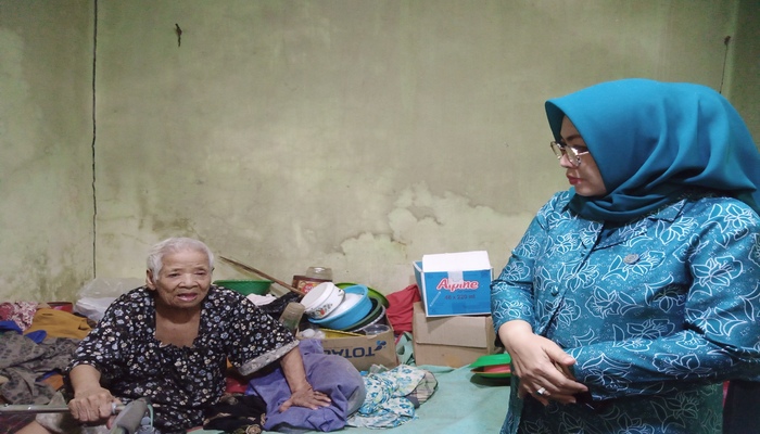SOSIAL: Istri Bupati Blora Arief Rohman Ainia Sholichah saat menjenguk lansia Mbah Sani yang rumahnya di belakang pendopo.