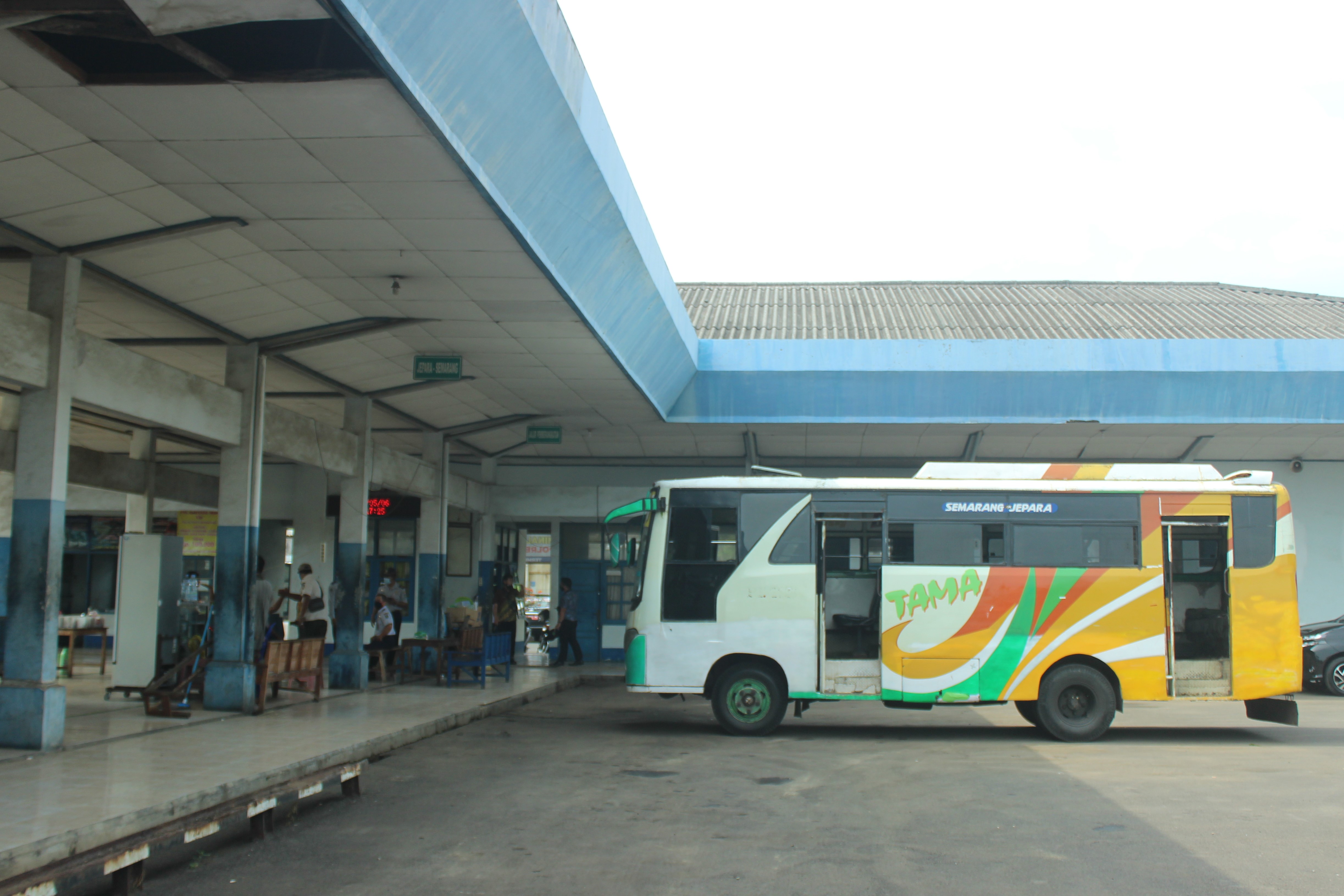Ilustrasi: Sebuah bus AKDP Jepara-Semarang menanti penumpang di Terminal Kota Jepara.