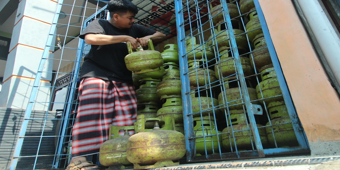 Seorang pedagang menata gas elpiji 3 kilogram