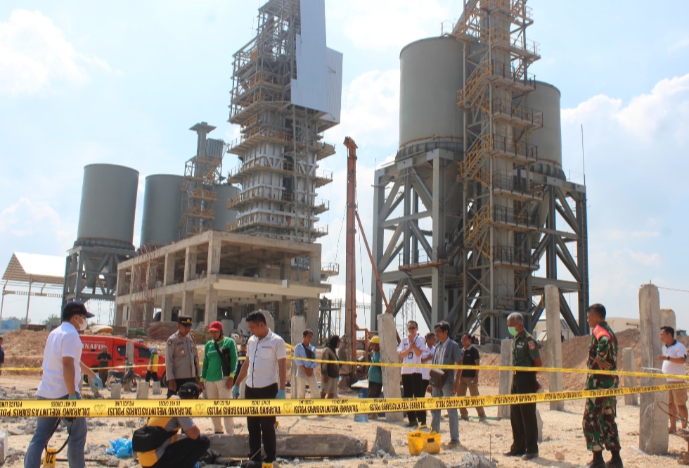 KECELAKAAN: Pekerja proyek pembangunan pabrik kapur PT Pentawira Agraha Sakti Jalan Blora-Cepu, Desa/Kecamatan Jiken tertimpa tiang pancang setinggi 2 meter.