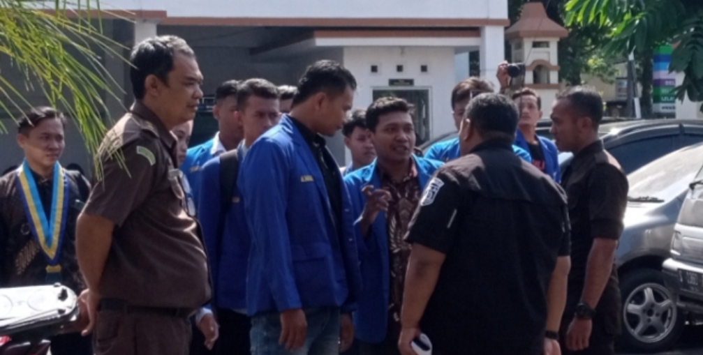 RAMAIKAN: sejumlah mahasiswa yang juga nggota PC PMII saat mendatangi Kantor Kejaksaan Negeri Blora.